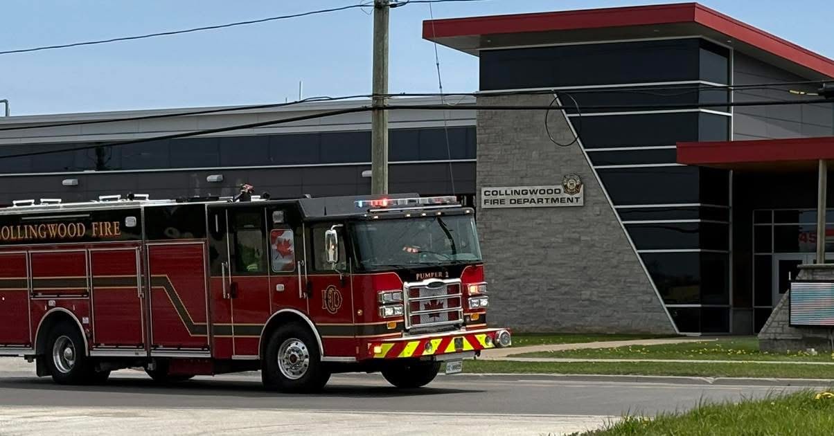 Collingwood Fire Pumper 1 leaving the fire hall on a call